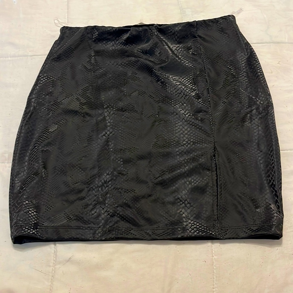 Im selling a skirt from attirance. Tight wear and is a size L